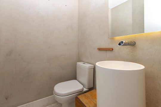 Apartamento mobiliado à venda na Cidade Monções, com 4 quartos, varanda e piscina no condomínio. — Lavabo