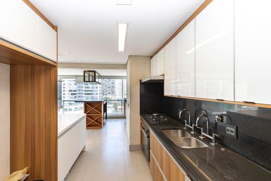 Apartamento mobiliado à venda na Cidade Monções, com 4 quartos, varanda e piscina no condomínio. — Cozinha