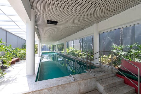 Apartamento mobiliado à venda na Cidade Monções, com 4 quartos, varanda e piscina no condomínio. — Área comum - Piscina