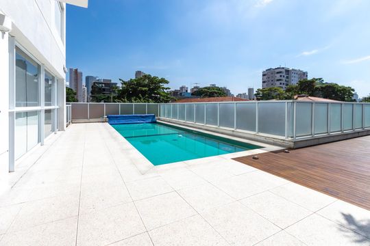 Apartamento mobiliado à venda na Cidade Monções, com 4 quartos, varanda e piscina no condomínio. — Área comum - Piscina