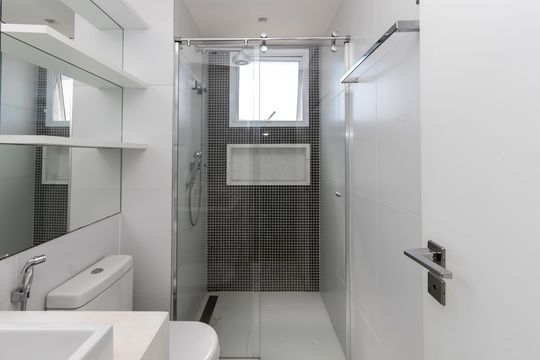 Apartamento mobiliado à venda na Cidade Monções, com 4 quartos, varanda e piscina no condomínio. — Banheiro da Suíte 2