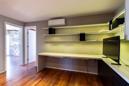 Apartamento mobiliado à venda na Cidade Monções, com 4 quartos, varanda e piscina no condomínio. — Escritório