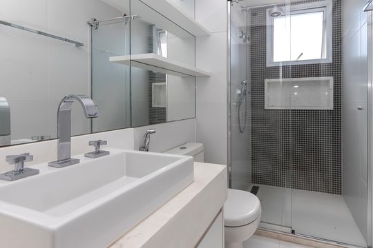 Apartamento mobiliado à venda na Cidade Monções, com 4 quartos, varanda e piscina no condomínio. — Banheiro da Suíte 2