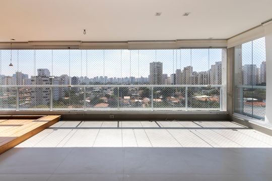 Apartamento mobiliado à venda na Cidade Monções, com 4 quartos, varanda e piscina no condomínio. — Varanda da Sala