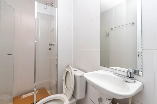 Apartamento mobiliado à venda na Cidade Monções, com 4 quartos, varanda e piscina no condomínio. — Banheiro de Serviço