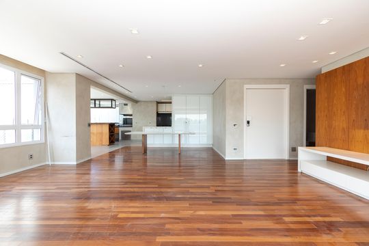 Apartamento mobiliado à venda na Cidade Monções, com 4 quartos, varanda e piscina no condomínio. — Sala