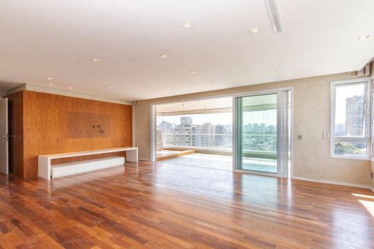 Apartamento mobiliado à venda na Cidade Monções, com 4 quartos, varanda e piscina no condomínio. — Sala