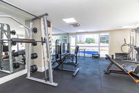 Apartamento mobiliado à venda na Cidade Monções, com 4 quartos, varanda e piscina no condomínio. — Área comum - Academia