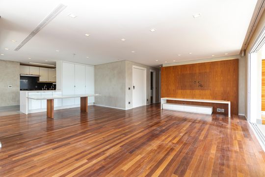 Apartamento mobiliado à venda na Cidade Monções, com 4 quartos, varanda e piscina no condomínio. — Sala