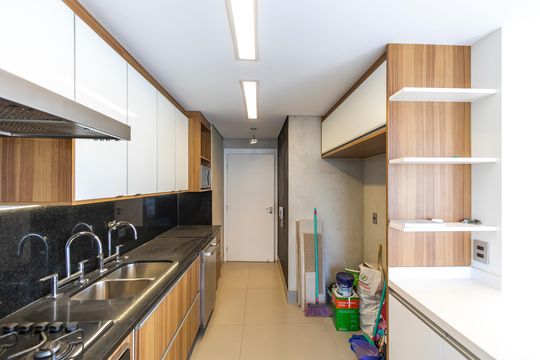 Apartamento mobiliado à venda na Cidade Monções, com 4 quartos, varanda e piscina no condomínio. — Cozinha