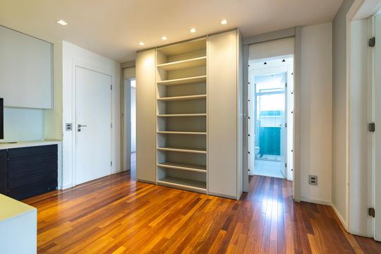 Apartamento mobiliado à venda na Cidade Monções, com 4 quartos, varanda e piscina no condomínio. — Escritório