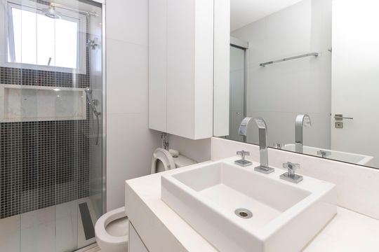 Apartamento mobiliado à venda na Cidade Monções, com 4 quartos, varanda e piscina no condomínio. — Banheiro da Suíte 4