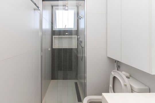 Apartamento mobiliado à venda na Cidade Monções, com 4 quartos, varanda e piscina no condomínio. — Banheiro da Suíte 4