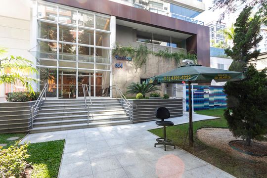 Apartamento mobiliado à venda na Cidade Monções, com 4 quartos, varanda e piscina no condomínio. — Fachada