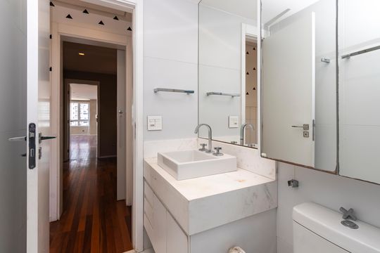 Apartamento mobiliado à venda na Cidade Monções, com 4 quartos, varanda e piscina no condomínio. — Banheiro da Suíte 3