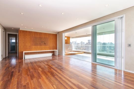 Apartamento mobiliado à venda na Cidade Monções, com 4 quartos, varanda e piscina no condomínio. — Sala