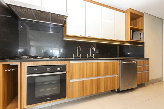 Apartamento mobiliado à venda na Cidade Monções, com 4 quartos, varanda e piscina no condomínio. — Cozinha