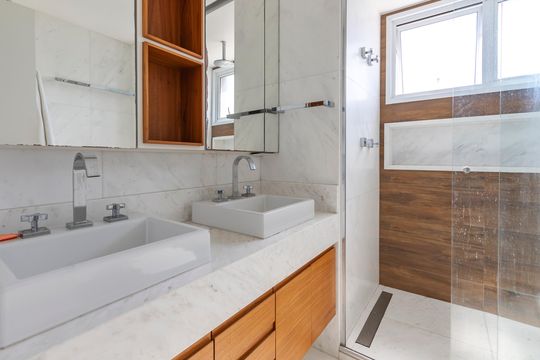 Apartamento mobiliado à venda na Cidade Monções, com 4 quartos, varanda e piscina no condomínio. — Banheiro da Suíte 1