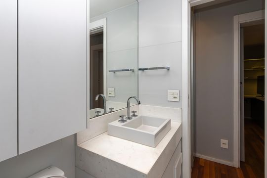 Apartamento mobiliado à venda na Cidade Monções, com 4 quartos, varanda e piscina no condomínio. — Banheiro da Suíte 4