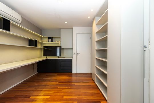 Apartamento mobiliado à venda na Cidade Monções, com 4 quartos, varanda e piscina no condomínio. — Escritório