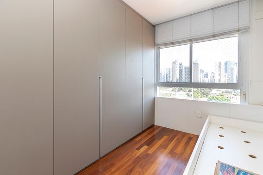 Apartamento mobiliado à venda na Cidade Monções, com 4 quartos, varanda e piscina no condomínio. — Suíte 4