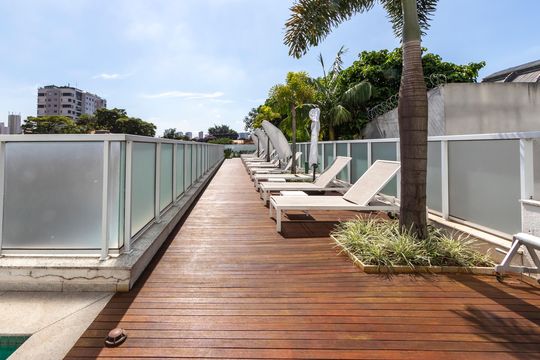Apartamento mobiliado à venda na Cidade Monções, com 4 quartos, varanda e piscina no condomínio. — Área comum - Piscina