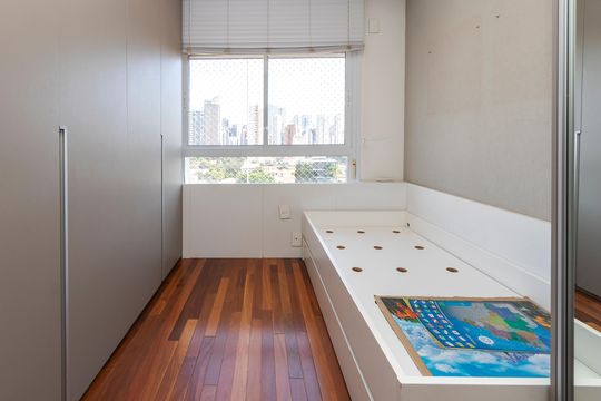 Apartamento mobiliado à venda na Cidade Monções, com 4 quartos, varanda e piscina no condomínio. — Suíte 4