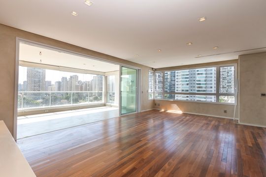 Apartamento mobiliado à venda na Cidade Monções, com 4 quartos, varanda e piscina no condomínio. — Sala