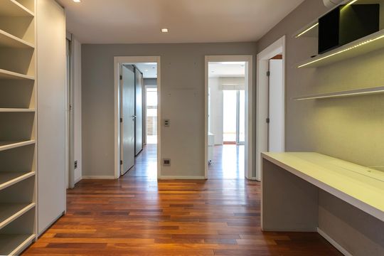 Apartamento mobiliado à venda na Cidade Monções, com 4 quartos, varanda e piscina no condomínio. — Escritório