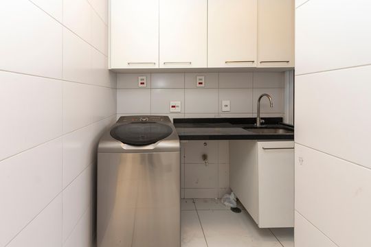 Apartamento mobiliado à venda na Cidade Monções, com 4 quartos, varanda e piscina no condomínio. — Área de Serviço