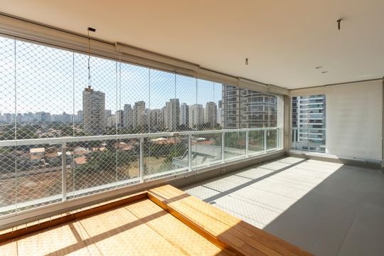 Apartamento mobiliado à venda na Cidade Monções, com 4 quartos, varanda e piscina no condomínio. — Varanda da Sala