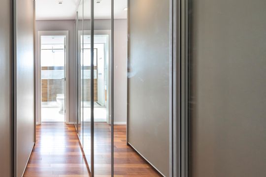 Apartamento mobiliado à venda na Cidade Monções, com 4 quartos, varanda e piscina no condomínio. — Suíte 1