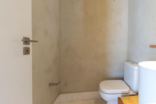 Apartamento mobiliado à venda na Cidade Monções, com 4 quartos, varanda e piscina no condomínio. — Lavabo