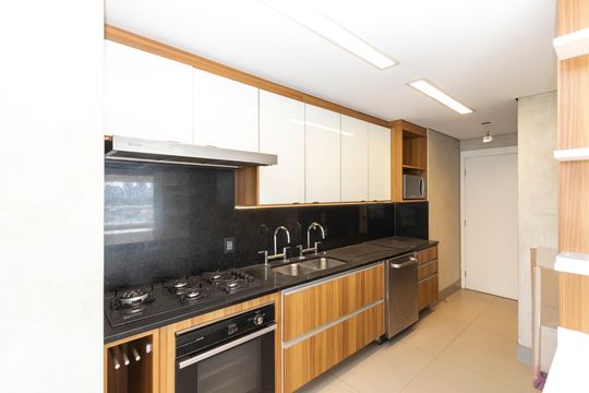Apartamento mobiliado à venda na Cidade Monções, com 4 quartos, varanda e piscina no condomínio. — Cozinha