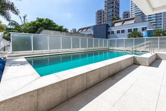 Apartamento mobiliado à venda na Cidade Monções, com 4 quartos, varanda e piscina no condomínio. — Área comum - Piscina