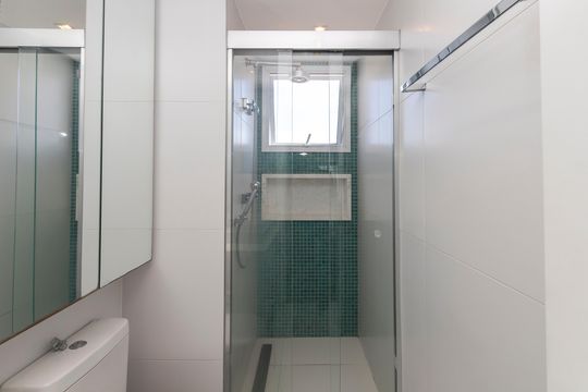 Apartamento mobiliado à venda na Cidade Monções, com 4 quartos, varanda e piscina no condomínio. — Banheiro da Suíte 3
