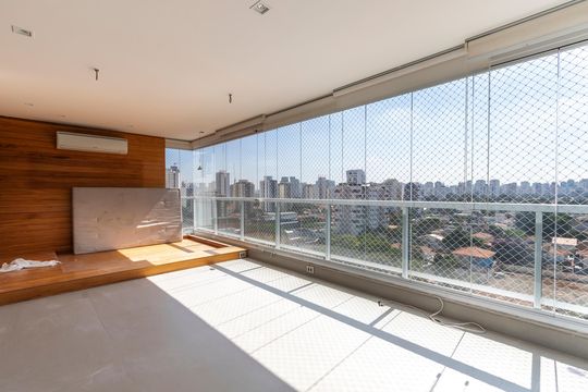 Apartamento mobiliado à venda na Cidade Monções, com 4 quartos, varanda e piscina no condomínio. — Varanda da Sala