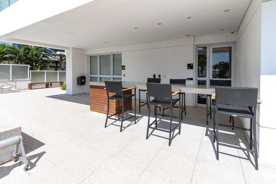 Apartamento mobiliado à venda na Cidade Monções, com 4 quartos, varanda e piscina no condomínio. — Área comum - Piscina