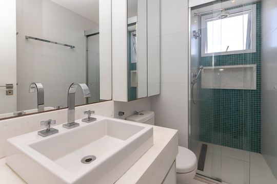 Apartamento mobiliado à venda na Cidade Monções, com 4 quartos, varanda e piscina no condomínio. — Banheiro da Suíte 3
