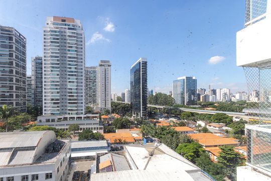 Apartamento mobiliado à venda na Cidade Monções, com 4 quartos, varanda e piscina no condomínio. — Vista da Varanda da Sala