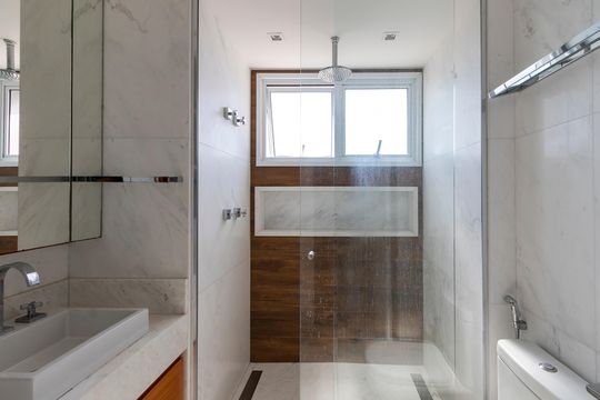 Apartamento mobiliado à venda na Cidade Monções, com 4 quartos, varanda e piscina no condomínio. — Banheiro da Suíte 1