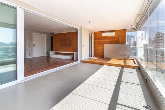 Apartamento mobiliado à venda na Cidade Monções, com 4 quartos, varanda e piscina no condomínio. — Varanda da Sala