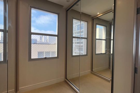 Apartamento à venda com 4 quartos, sendo 3 suítes. Ideal para quem busca conforto e praticidades. — Closet da suíte 3