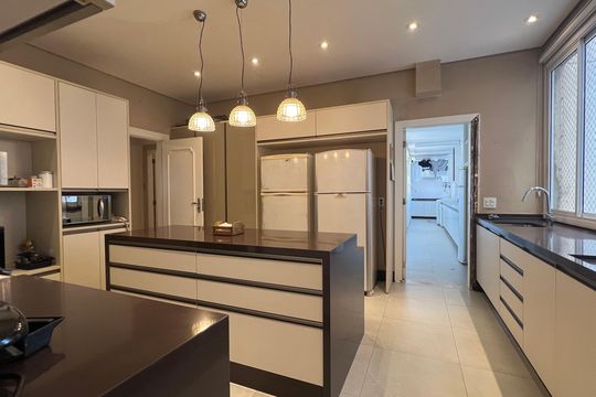 Apartamento à venda com 4 quartos, sendo 3 suítes. Ideal para quem busca conforto e praticidades. — Cozinha