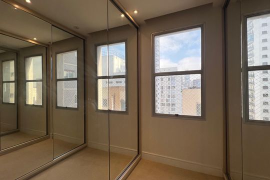 Apartamento à venda com 4 quartos, sendo 3 suítes. Ideal para quem busca conforto e praticidades. — Closet da suíte 3