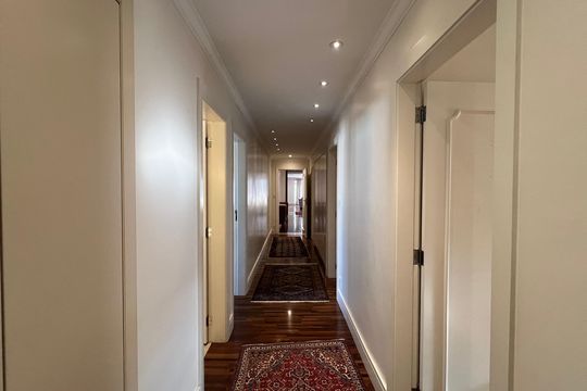 Apartamento à venda com 4 quartos, sendo 3 suítes. Ideal para quem busca conforto e praticidades. — Corredor