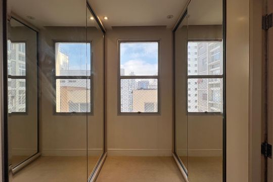 Apartamento à venda com 4 quartos, sendo 3 suítes. Ideal para quem busca conforto e praticidades. — Closet da suíte 3
