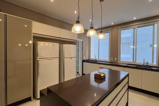 Apartamento à venda com 4 quartos, sendo 3 suítes. Ideal para quem busca conforto e praticidades. — Cozinha