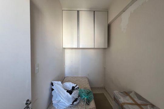Apartamento à venda com 4 quartos, sendo 3 suítes. Ideal para quem busca conforto e praticidades. — Quarto de Serviço
