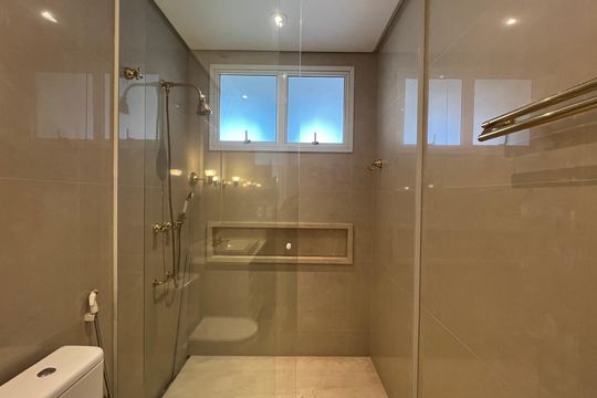 Apartamento à venda com 4 quartos, sendo 3 suítes. Ideal para quem busca conforto e praticidades. — Banheiro
